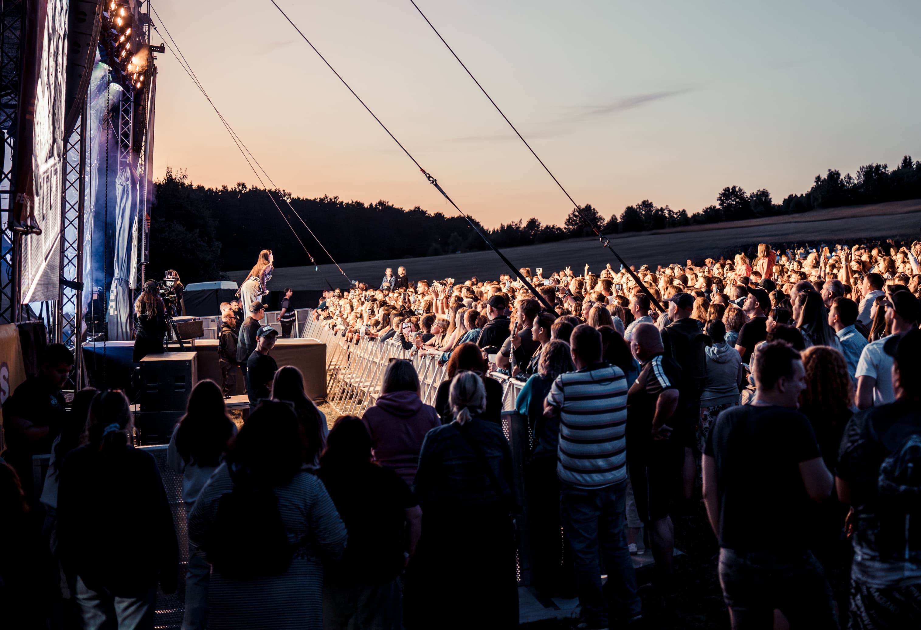 Fanoušci pod pódiem při minulém ročníku Festivalu v Telči