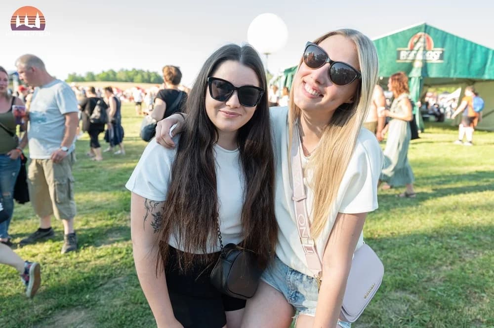 Dvě kamarádky si užívají slunečné odpoledne na Festivalu v Telči 2026